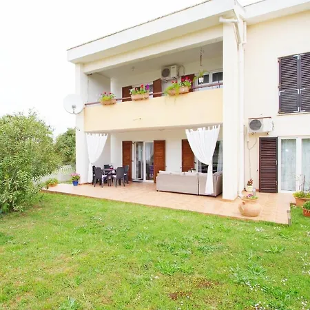 Geraeumige In Mit Gemeinsamem Garten شقة