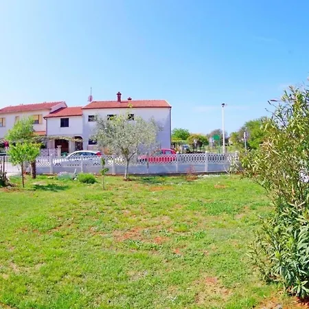 Apartment Geraeumige In Mit Gemeinsamem Garten Pula